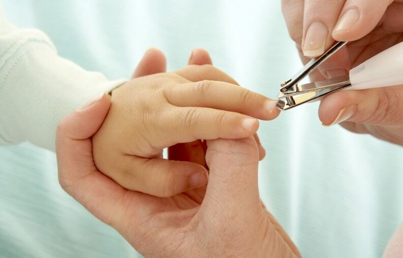 Cắt móng tay cho một đứa trẻ