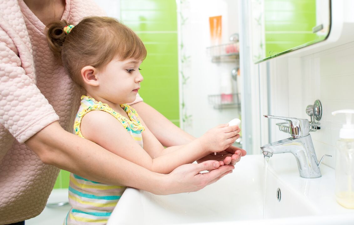 rửa tay bằng xà phòng để ngăn ngừa nhiễm ký sinh trùng