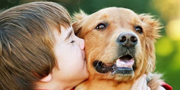 cậu bé hôn chó và bị nhiễm ký sinh trùng